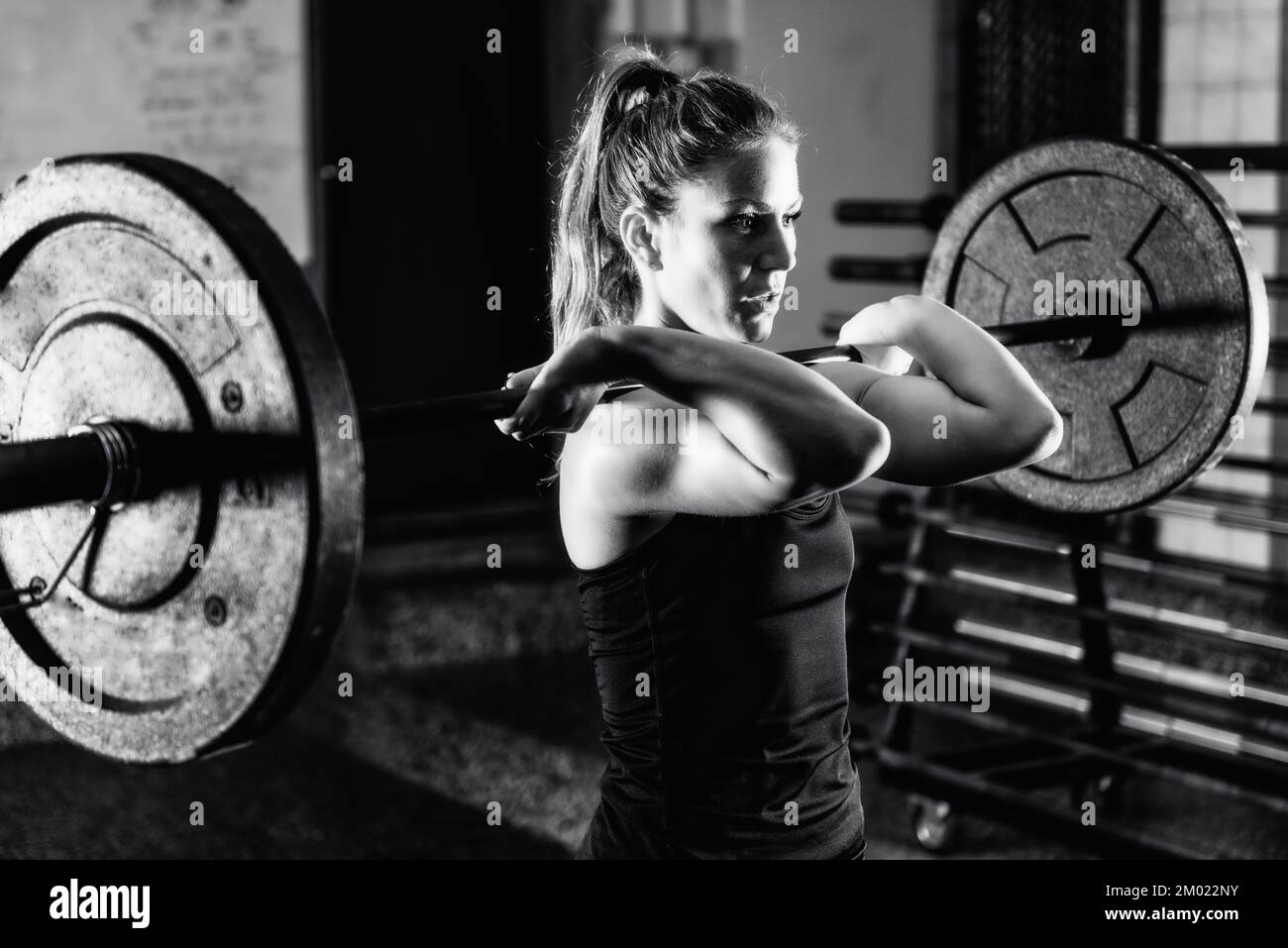 Atleta femminile sollevamento pesi Foto Stock