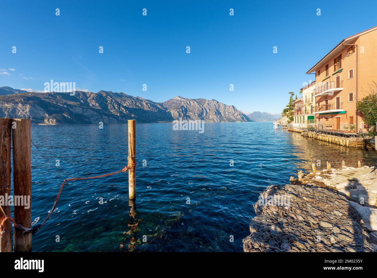 Lago di Garda (Lago di Garda) da Malcesine, Verona, Italia, Veneto, Europa. Sullo sfondo la costa della Lombardia e del Trentino-Alto Adige. Foto Stock