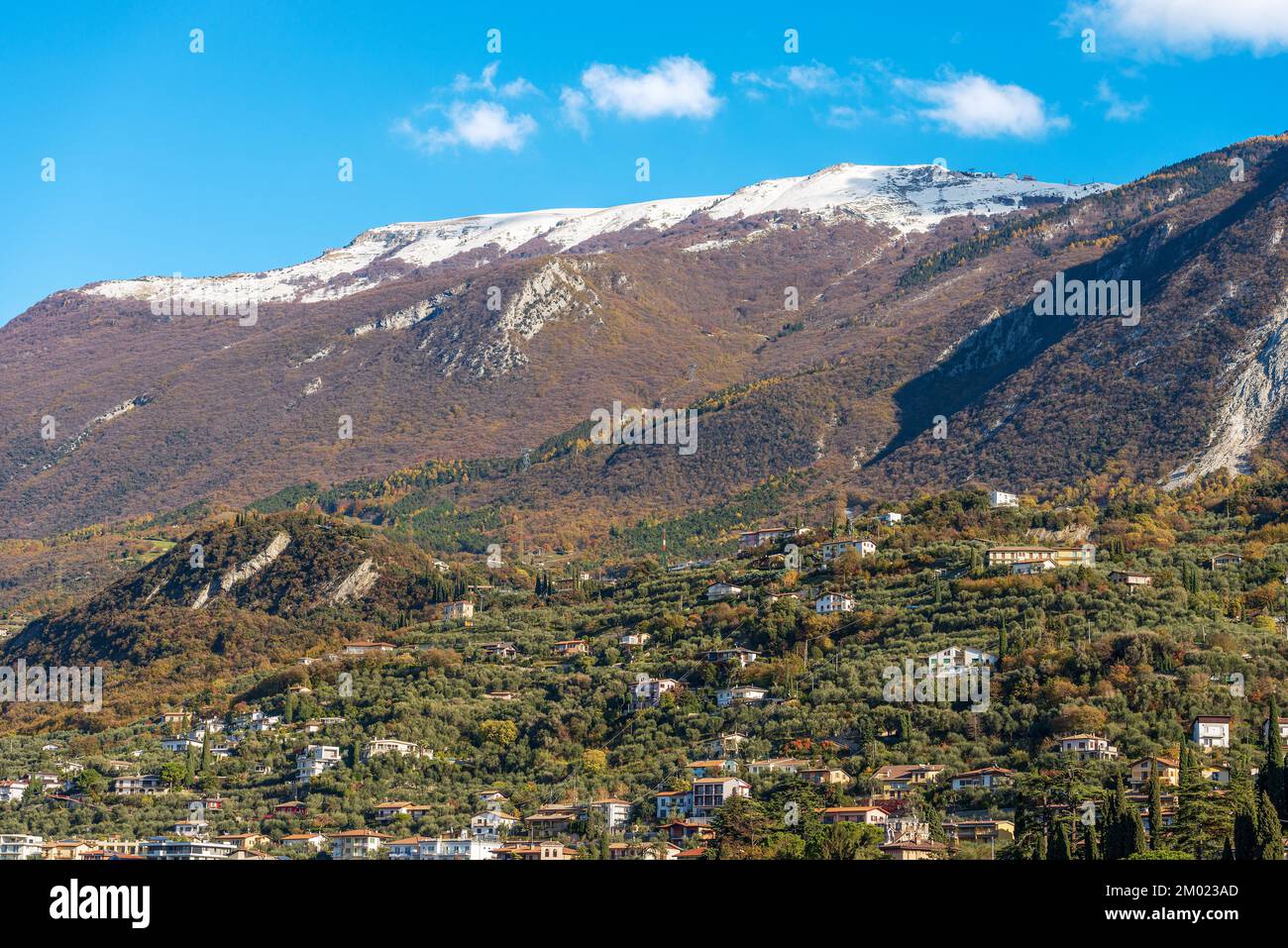 La catena montuosa del Monte Baldo si affaccia sul piccolo borgo di Malcesine, località turistica sulla costa del Lago di Garda, Verona, Veneto, Italia, Europa. Foto Stock