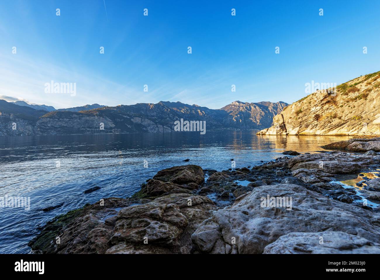 Lago di Garda (Lago di Garda) e Alpi italiane vista dal piccolo villaggio di Malcesine, provincia di Verona, Italia, Veneto, Europa meridionale. Foto Stock