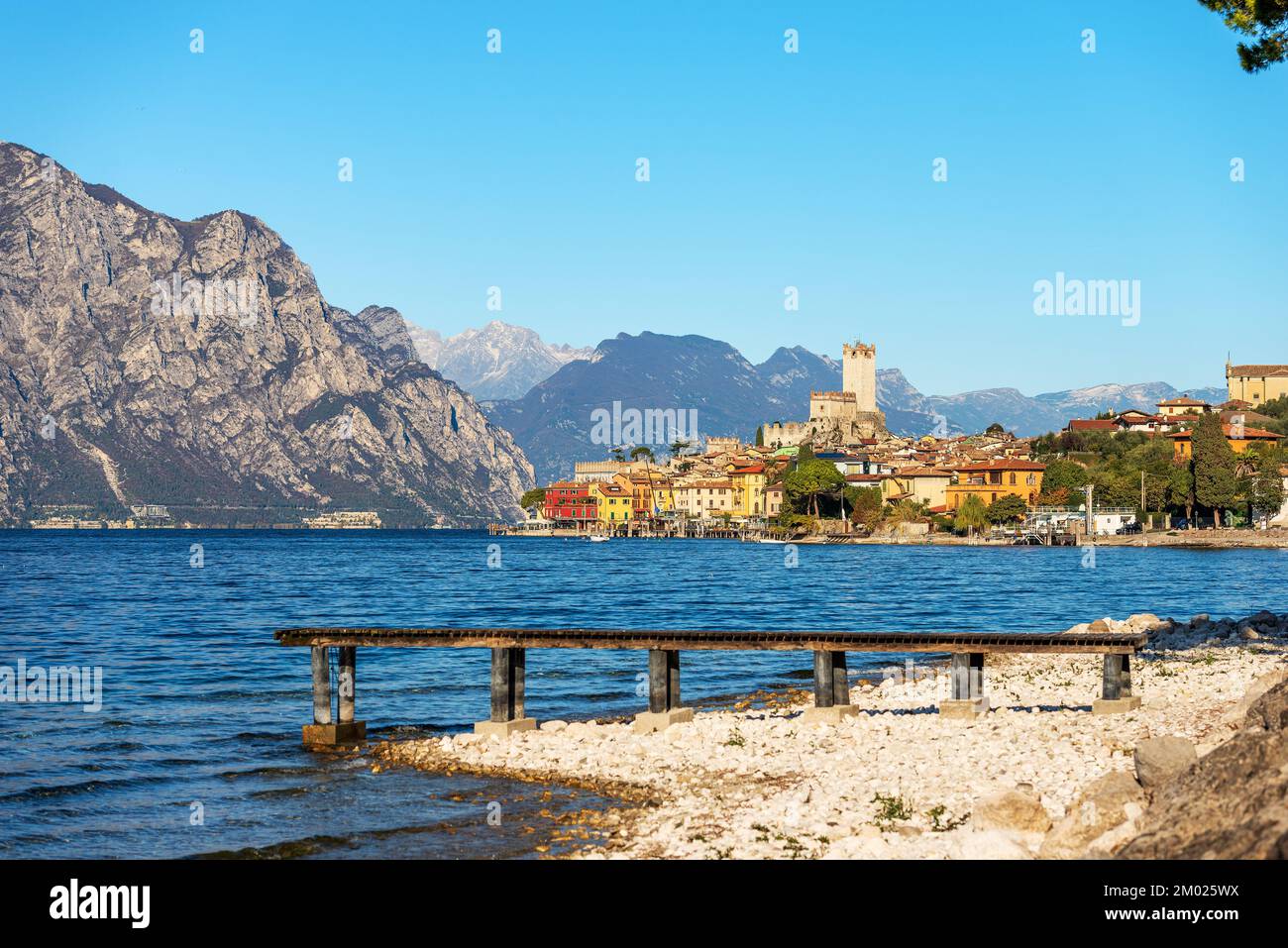 Il Lago di Garda e il piccolo borgo di Malcesine con il castello. Provincia di Verona, Italia, Veneto, Europa. Costa della Lombardia e del Trentino. Foto Stock
