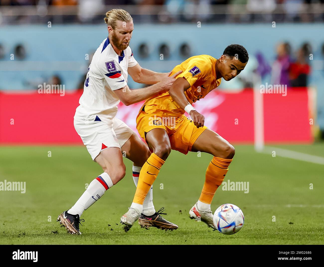 AL-Rayyan, Qatar.. 03rd Dec, 2022. AL-RAYYAN - Tim Ream of United States e Cody Gakpo of Holland (LR) durante la Coppa del mondo FIFA Qatar 2022 turno di 16 partita tra i Paesi Bassi e gli Stati Uniti allo stadio internazionale Khalifa il 3 dicembre 2022 a al-Rayyan, Qatar. ANP KOEN VAN WEEL Credit: ANP/Alamy Live News Foto Stock