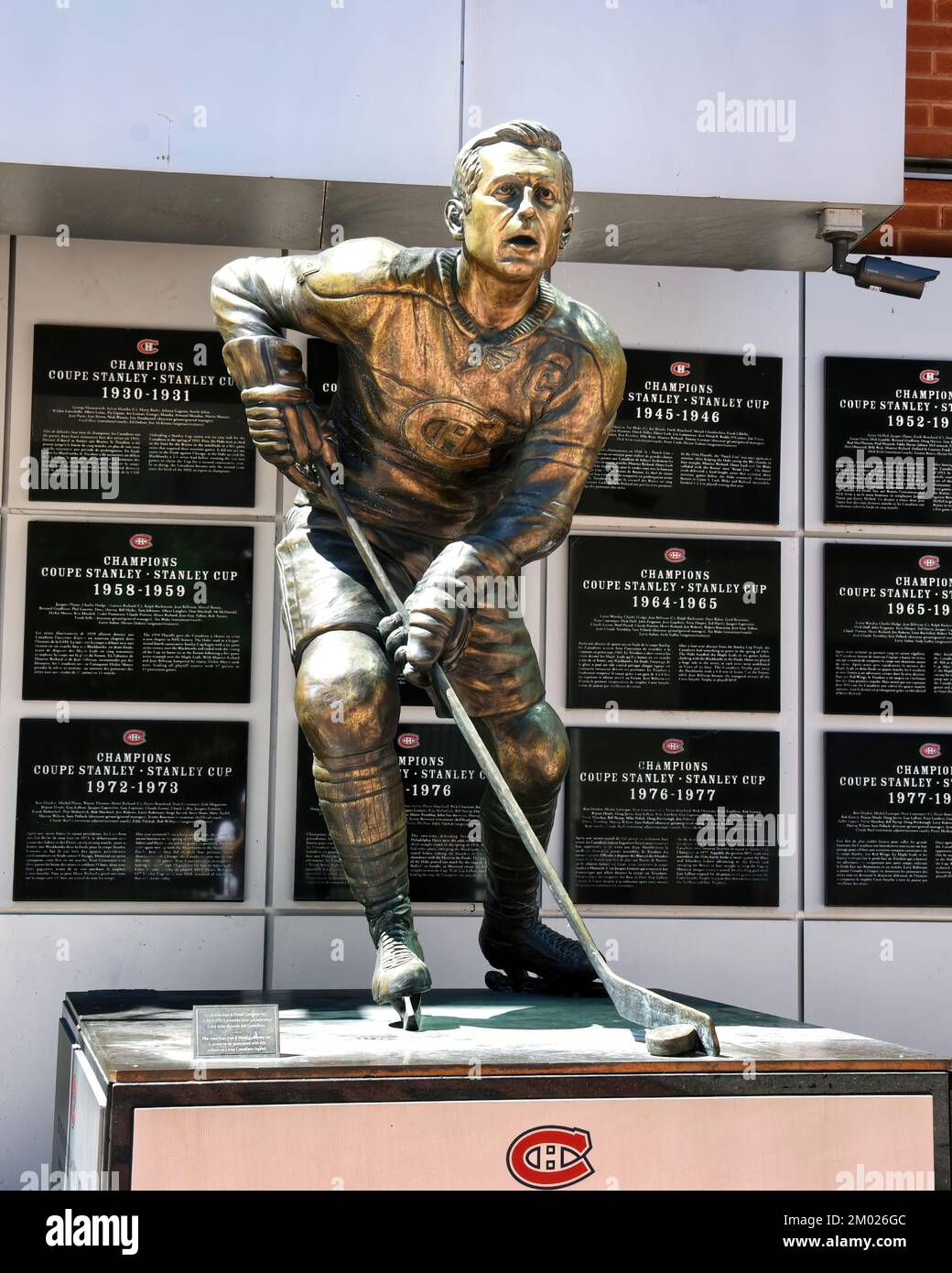 Montreal, Canada - 3 luglio 2022: Statua di Jean Beliveau al Bell Centre, la casa dei canadesi di Montreal. Foto Stock