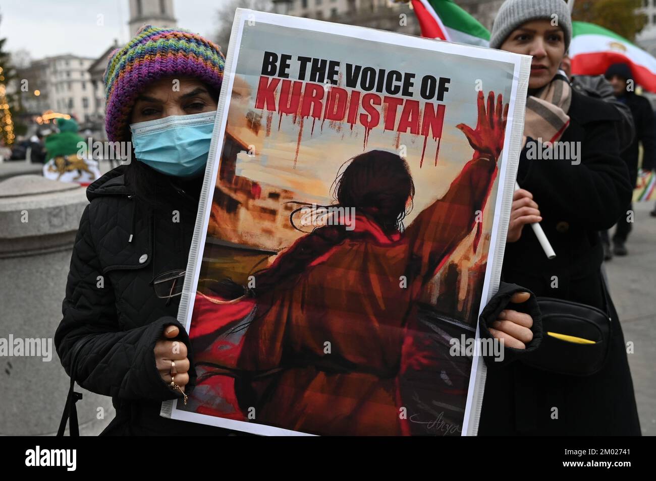 Trafalgar Square, Londra, Regno Unito. 3rd dicembre 2022: La manifestazione People's Mojahedin Organization of Iran (PMOI) a sostegno della Rivoluzione iraniana mostra un albero di Natale e quelli che sono stati assassini dal governo iraniano sventolando le bandiere iraniane. Credit: Vedi li/Picture Capital/Alamy Live News Foto Stock