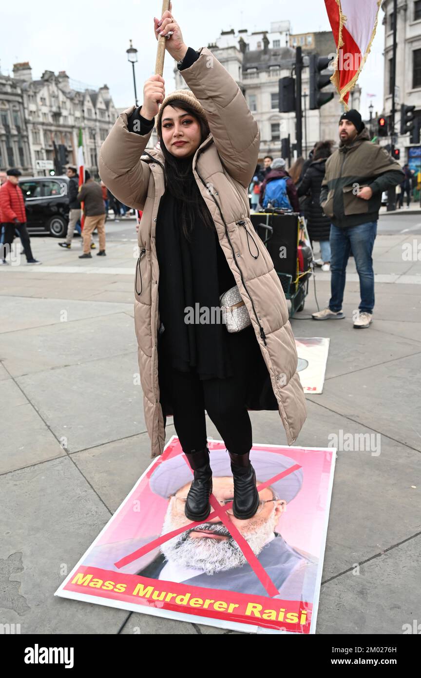 Trafalgar Square, Londra, Regno Unito. 3rd dicembre 2022: La manifestazione People's Mojahedin Organization of Iran (PMOI) a sostegno della Rivoluzione iraniana mostra un albero di Natale e quelli che sono stati assassini dal governo iraniano sventolando le bandiere iraniane. Credit: Vedi li/Picture Capital/Alamy Live News Foto Stock