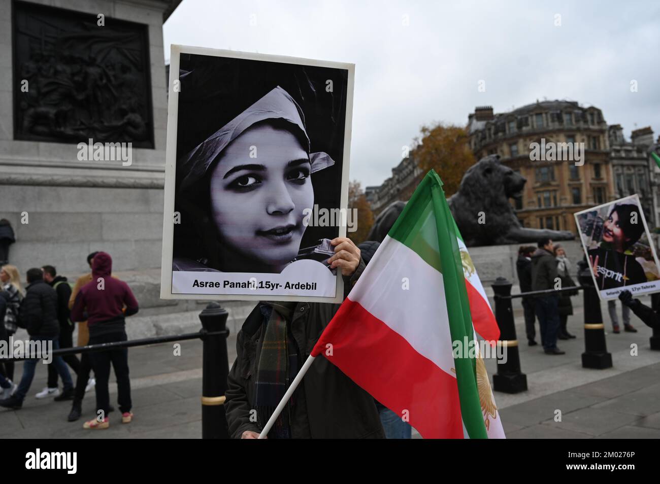 Trafalgar Square, Londra, Regno Unito. 3rd dicembre 2022: La manifestazione People's Mojahedin Organization of Iran (PMOI) a sostegno della Rivoluzione iraniana mostra un albero di Natale e quelli che sono stati assassini dal governo iraniano sventolando le bandiere iraniane. Credit: Vedi li/Picture Capital/Alamy Live News Foto Stock