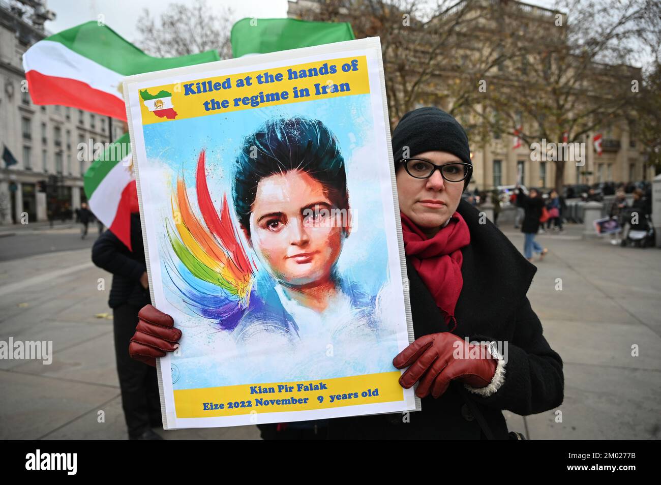 Trafalgar Square, Londra, Regno Unito. 3rd dicembre 2022: La manifestazione People's Mojahedin Organization of Iran (PMOI) a sostegno della Rivoluzione iraniana mostra un albero di Natale e quelli che sono stati assassini dal governo iraniano sventolando le bandiere iraniane. Credit: Vedi li/Picture Capital/Alamy Live News Foto Stock