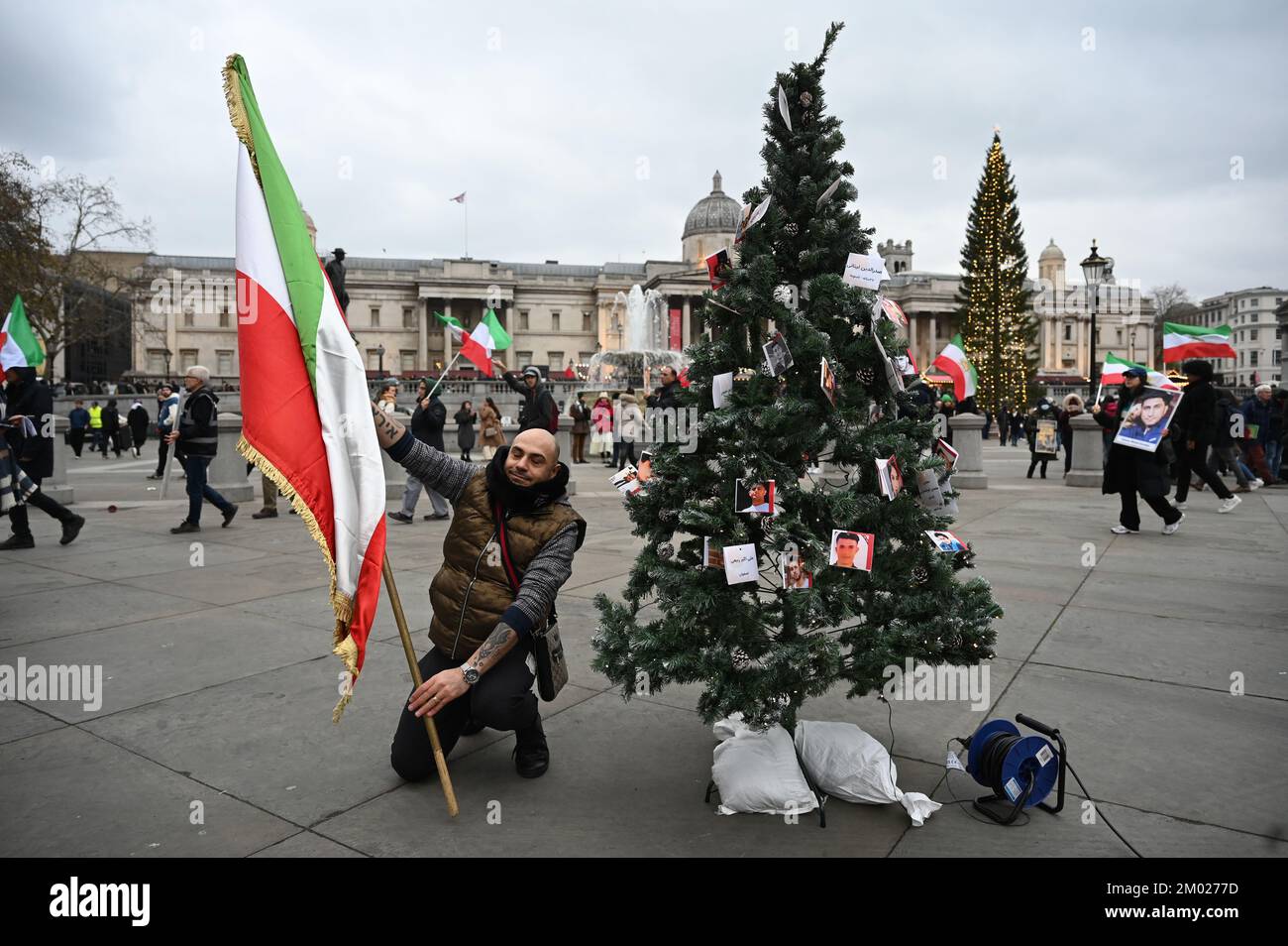 Trafalgar Square, Londra, Regno Unito. 3rd dicembre 2022: La manifestazione People's Mojahedin Organization of Iran (PMOI) a sostegno della Rivoluzione iraniana mostra un albero di Natale e quelli che sono stati assassini dal governo iraniano sventolando le bandiere iraniane. Credit: Vedi li/Picture Capital/Alamy Live News Foto Stock