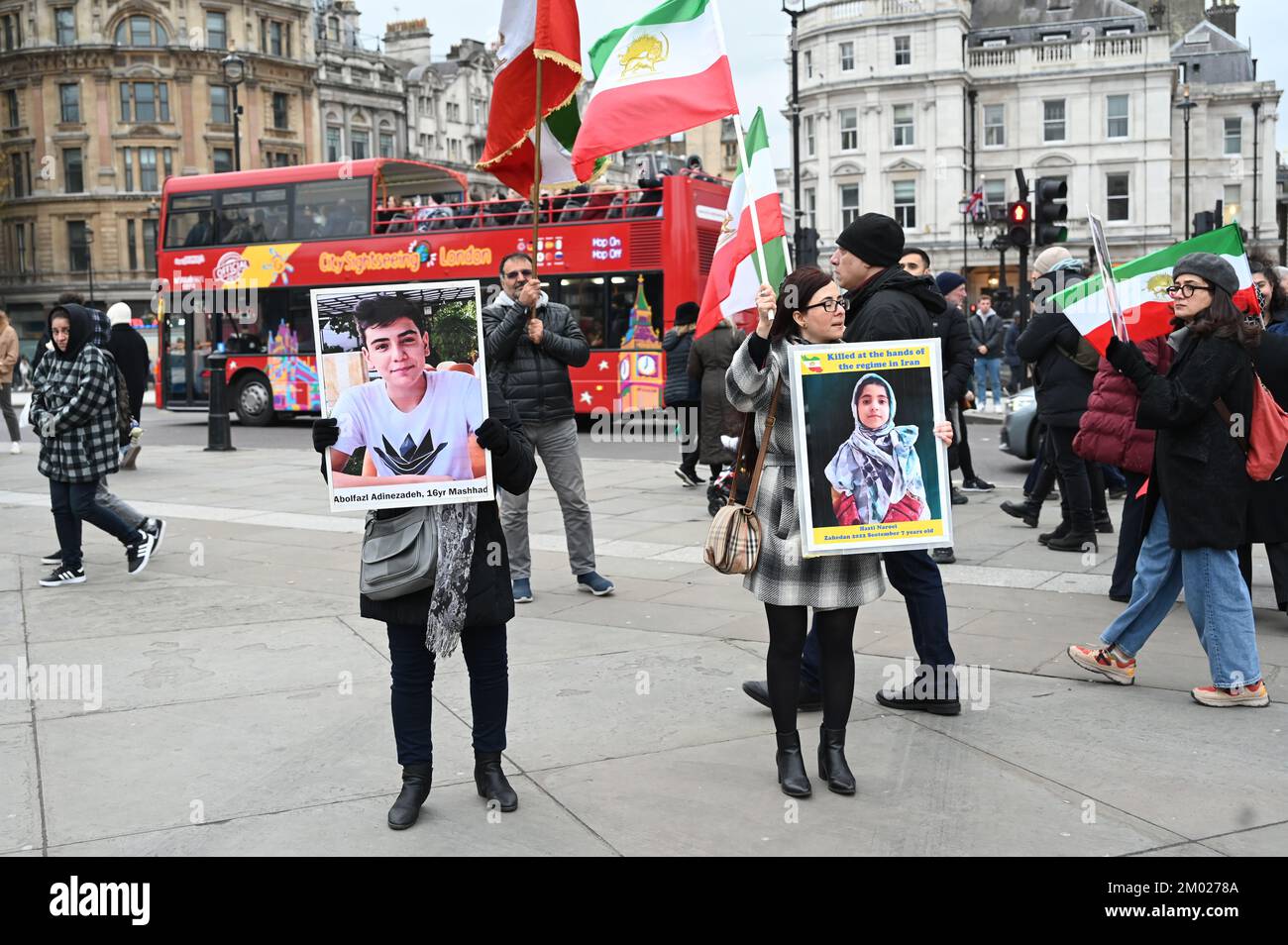 Trafalgar Square, Londra, Regno Unito. 3rd dicembre 2022: La manifestazione People's Mojahedin Organization of Iran (PMOI) a sostegno della Rivoluzione iraniana mostra un albero di Natale e quelli che sono stati assassini dal governo iraniano sventolando le bandiere iraniane. Credit: Vedi li/Picture Capital/Alamy Live News Foto Stock
