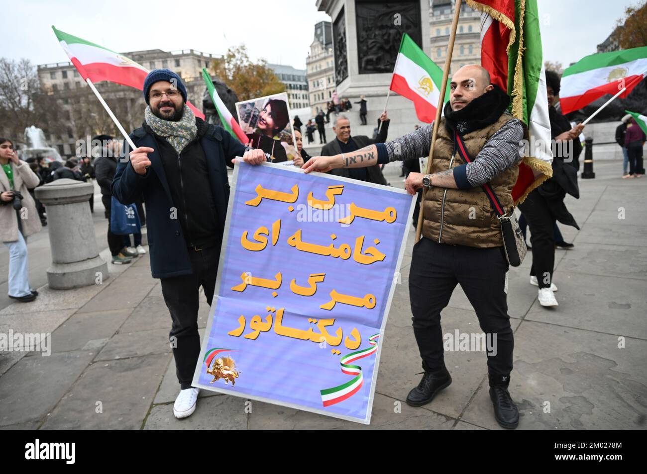 Trafalgar Square, Londra, Regno Unito. 3rd dicembre 2022: La manifestazione People's Mojahedin Organization of Iran (PMOI) a sostegno della Rivoluzione iraniana mostra un albero di Natale e quelli che sono stati assassini dal governo iraniano sventolando le bandiere iraniane. Credit: Vedi li/Picture Capital/Alamy Live News Foto Stock