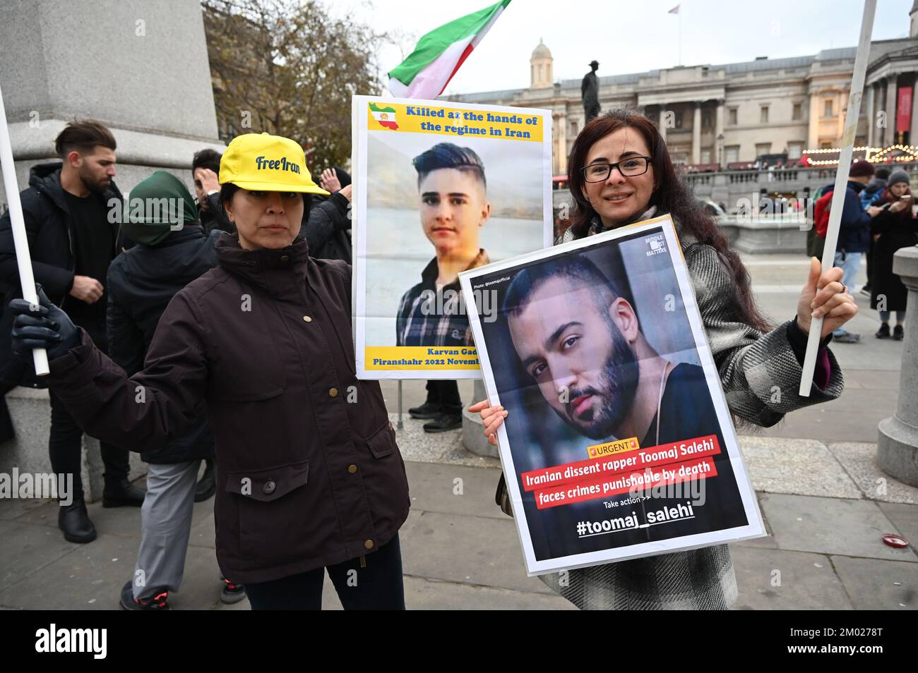 Trafalgar Square, Londra, Regno Unito. 3rd dicembre 2022: La manifestazione People's Mojahedin Organization of Iran (PMOI) a sostegno della Rivoluzione iraniana mostra un albero di Natale e quelli che sono stati assassini dal governo iraniano sventolando le bandiere iraniane. Credit: Vedi li/Picture Capital/Alamy Live News Foto Stock