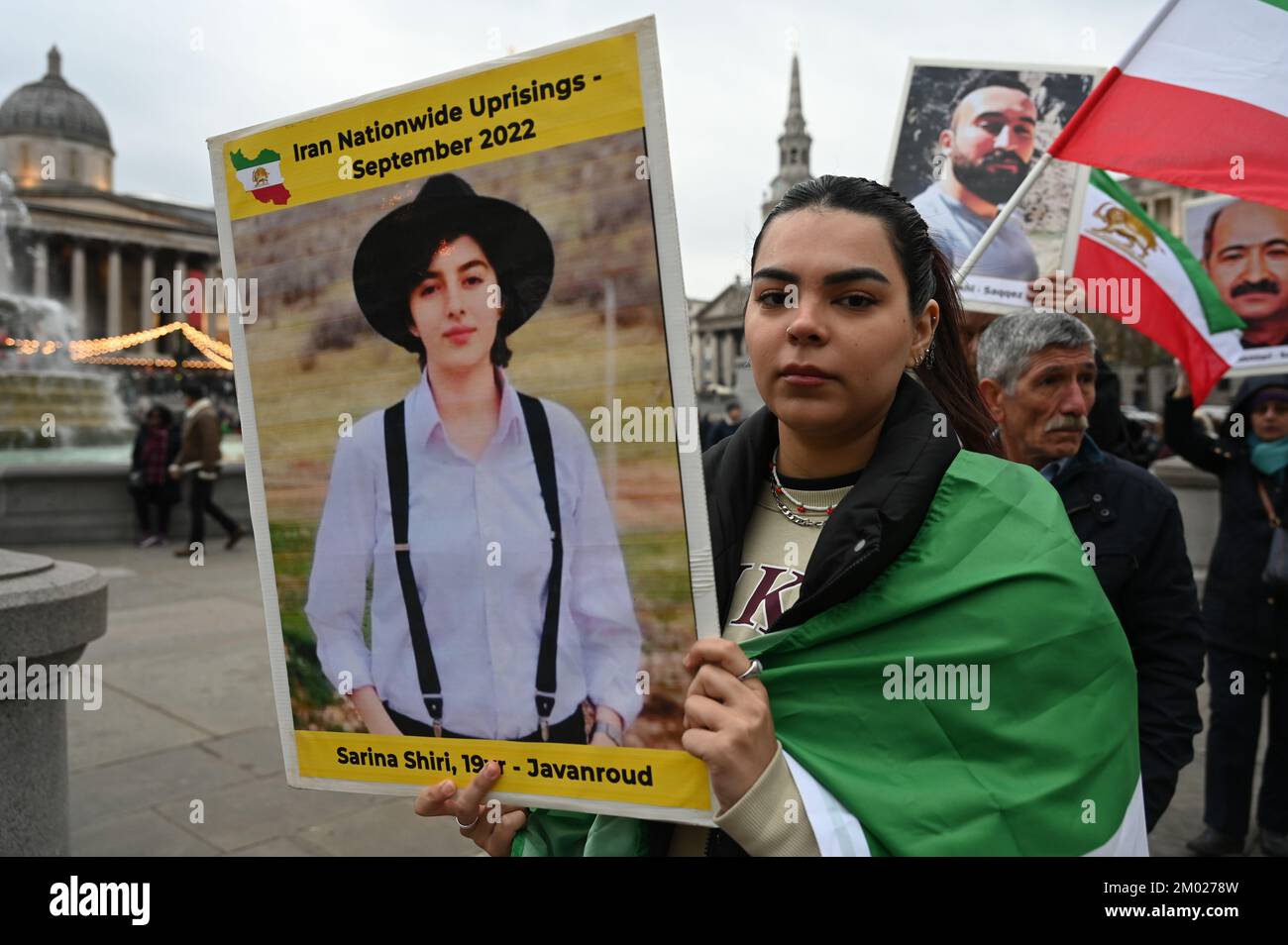 Trafalgar Square, Londra, Regno Unito. 3rd dicembre 2022: La manifestazione People's Mojahedin Organization of Iran (PMOI) a sostegno della Rivoluzione iraniana mostra un albero di Natale e quelli che sono stati assassini dal governo iraniano sventolando le bandiere iraniane. Credit: Vedi li/Picture Capital/Alamy Live News Foto Stock