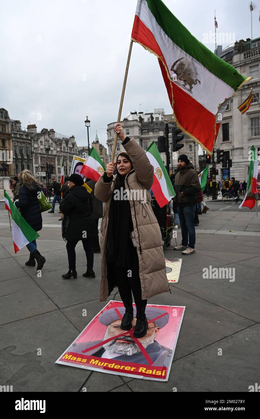 Trafalgar Square, Londra, Regno Unito. 3rd dicembre 2022: La manifestazione People's Mojahedin Organization of Iran (PMOI) a sostegno della Rivoluzione iraniana mostra un albero di Natale e quelli che sono stati assassini dal governo iraniano sventolando le bandiere iraniane. Credit: Vedi li/Picture Capital/Alamy Live News Foto Stock
