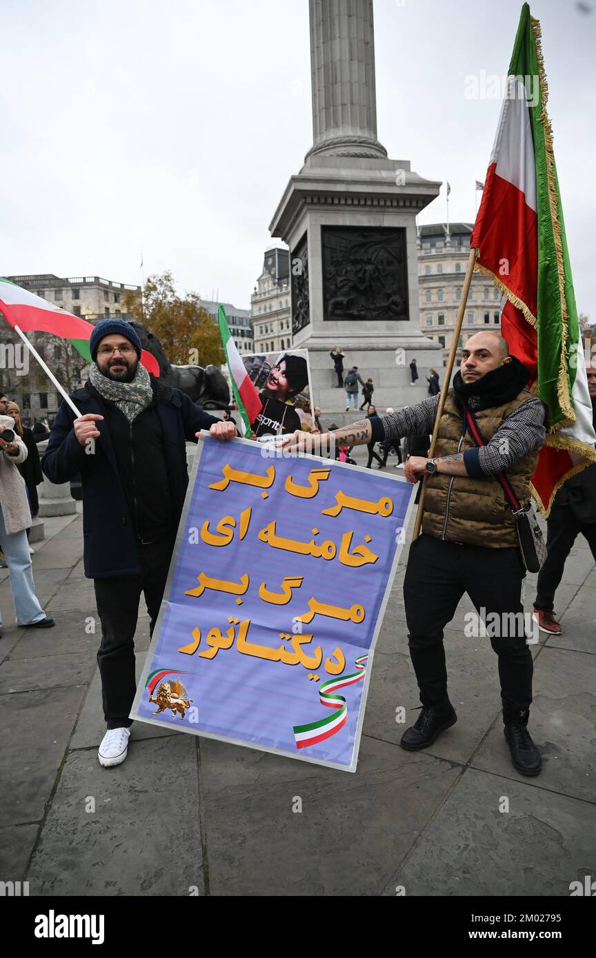 Trafalgar Square, Londra, Regno Unito. 3rd dicembre 2022: La manifestazione People's Mojahedin Organization of Iran (PMOI) a sostegno della Rivoluzione iraniana mostra un albero di Natale e quelli che sono stati assassini dal governo iraniano sventolando le bandiere iraniane. Credit: Vedi li/Picture Capital/Alamy Live News Foto Stock