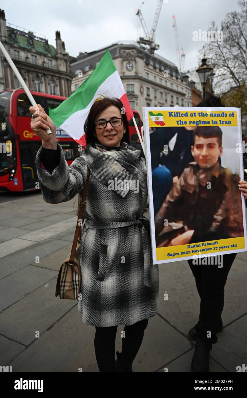 Trafalgar Square, Londra, Regno Unito. 3rd dicembre 2022: La manifestazione People's Mojahedin Organization of Iran (PMOI) a sostegno della Rivoluzione iraniana mostra un albero di Natale e quelli che sono stati assassini dal governo iraniano sventolando le bandiere iraniane. Credit: Vedi li/Picture Capital/Alamy Live News Foto Stock