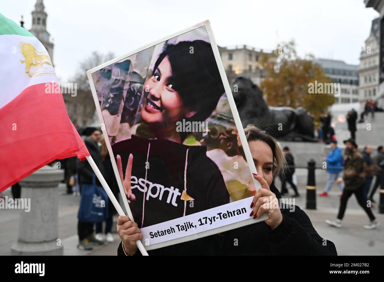 Trafalgar Square, Londra, Regno Unito. 3rd dicembre 2022: La manifestazione People's Mojahedin Organization of Iran (PMOI) a sostegno della Rivoluzione iraniana mostra un albero di Natale e quelli che sono stati assassini dal governo iraniano sventolando le bandiere iraniane. Credit: Vedi li/Picture Capital/Alamy Live News Foto Stock