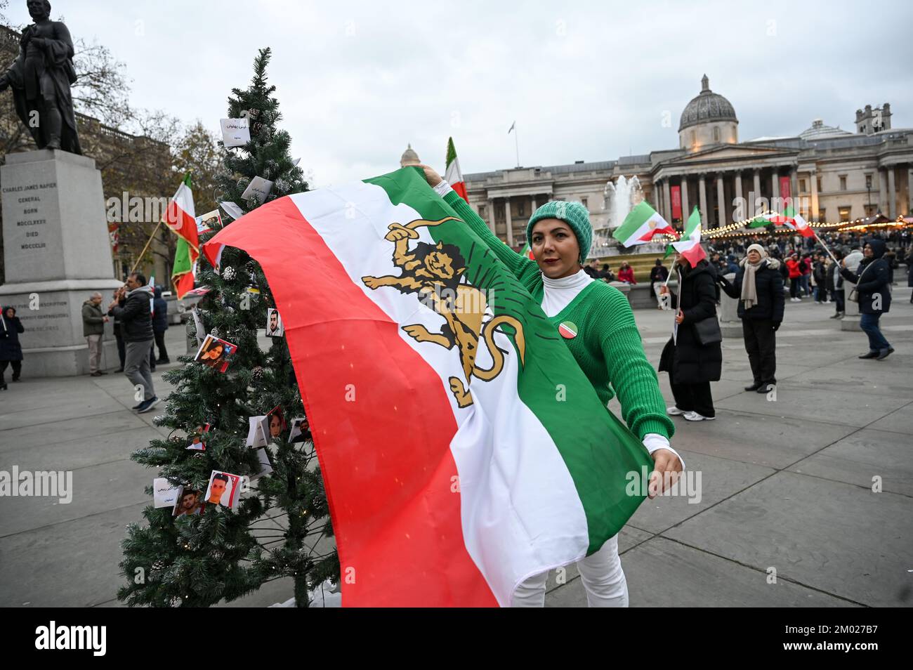 Trafalgar Square, Londra, Regno Unito. 3rd dicembre 2022: La manifestazione People's Mojahedin Organization of Iran (PMOI) a sostegno della Rivoluzione iraniana mostra un albero di Natale e quelli che sono stati assassini dal governo iraniano sventolando le bandiere iraniane. Credit: Vedi li/Picture Capital/Alamy Live News Foto Stock
