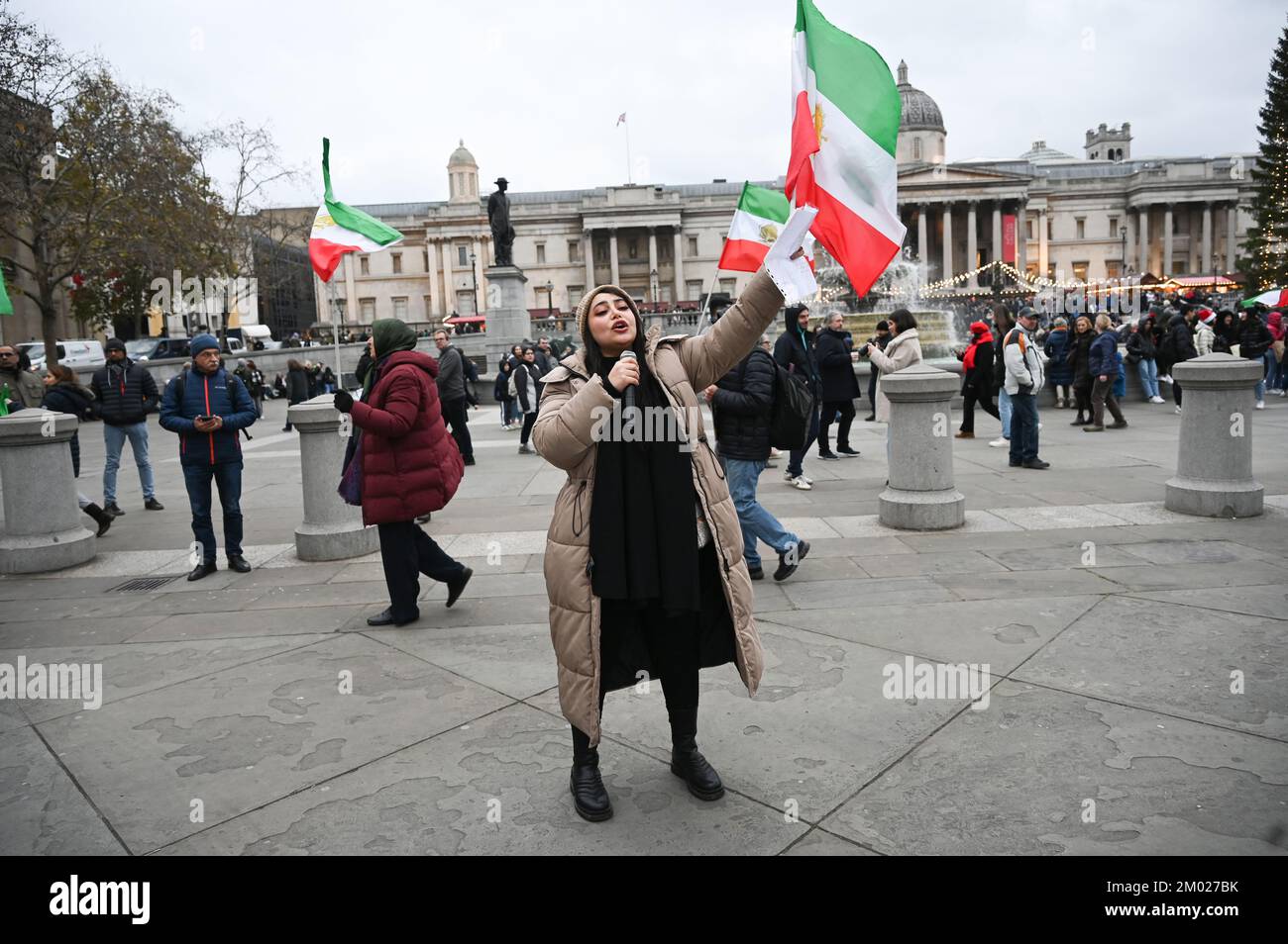 Trafalgar Square, Londra, Regno Unito. 3rd dicembre 2022: La manifestazione People's Mojahedin Organization of Iran (PMOI) a sostegno della Rivoluzione iraniana mostra un albero di Natale e quelli che sono stati assassini dal governo iraniano sventolando le bandiere iraniane. Credit: Vedi li/Picture Capital/Alamy Live News Foto Stock