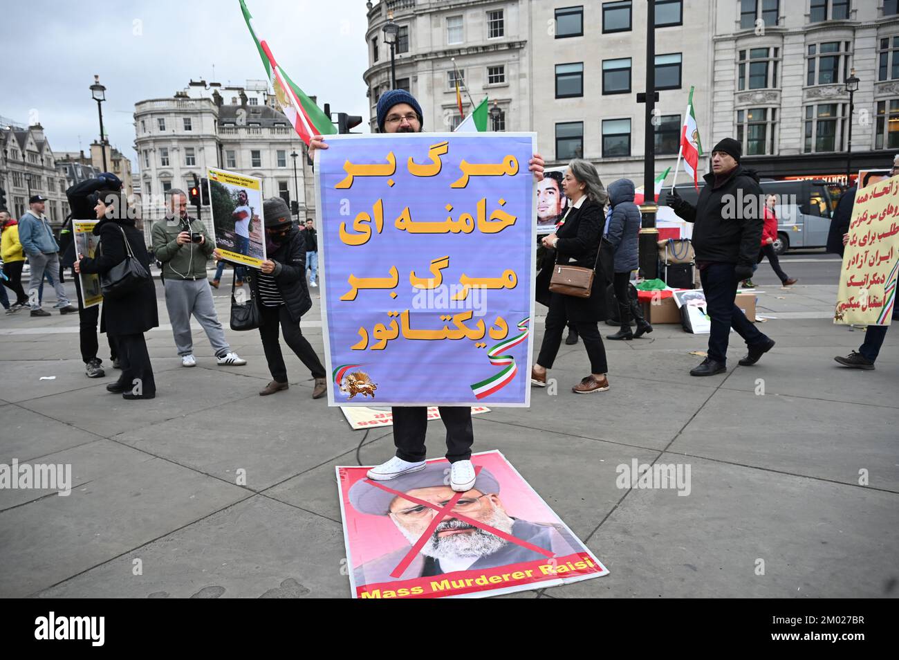 Trafalgar Square, Londra, Regno Unito. 3rd dicembre 2022: La manifestazione People's Mojahedin Organization of Iran (PMOI) a sostegno della Rivoluzione iraniana mostra un albero di Natale e quelli che sono stati assassini dal governo iraniano sventolando le bandiere iraniane. Credit: Vedi li/Picture Capital/Alamy Live News Foto Stock