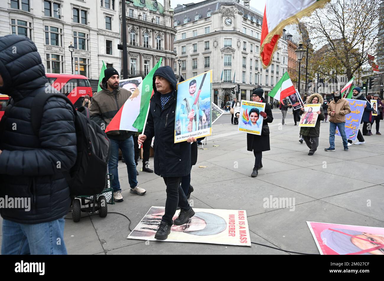 Trafalgar Square, Londra, Regno Unito. 3rd dicembre 2022: La manifestazione People's Mojahedin Organization of Iran (PMOI) a sostegno della Rivoluzione iraniana mostra un albero di Natale e quelli che sono stati assassini dal governo iraniano sventolando le bandiere iraniane. Credit: Vedi li/Picture Capital/Alamy Live News Foto Stock