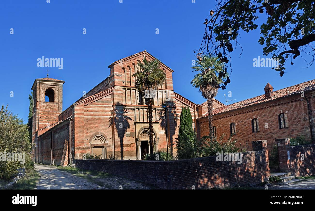 Abbazia di Vezzolano. Chiesa cristiano-cattolica in stile gotico-romano. Arte cristiana ,Piemonte, Asti, Albugnano, Monferrato, Italia, Italiano, ( l'abbazia comprende una chiesa con un breve campanile, un chiostro e una sala capitolare, con elementi sia gotici che romanici. ) Foto Stock