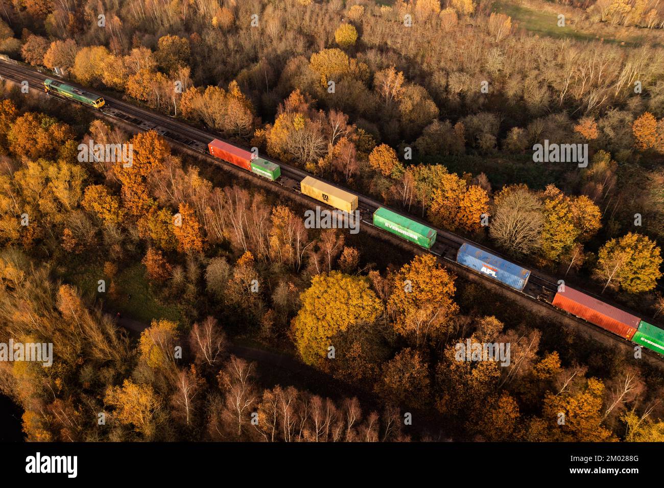 WAKEFIELD, REGNO UNITO - 2 DICEMBRE 2022. Vista aerea di un treno di locomotive di classe 66 intermodale di Freightliner britannico che trasporta i contenitori di trasporto attraverso Un Foto Stock