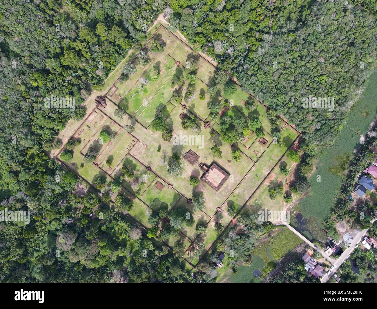 Jambi. 1st Dec, 2022. Questa foto aerea scattata il 1 dicembre 2022 mostra le rovine del Tempio di Kedaton nel complesso del Tempio di Muarajambi a Maro Sebo, Jambi, Indonesia. Muarajambi Temple Complex è un complesso di diversi templi situati a Maro Sebo, nella provincia di Jambi. In questa area di circa 3.000 ettari, ci sono circa 11 templi buddisti e circa 80 tumuli di terra che si pensa abbiano anche antiche strutture edilizie all'interno. Credit: Xu Qin/Xinhua/Alamy Live News Foto Stock