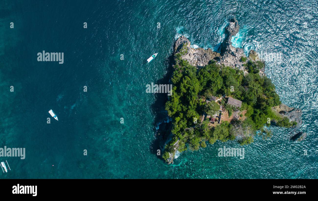Vista aerea della bellissima isola rocciosa verde nell'oceano blu. Foto Stock