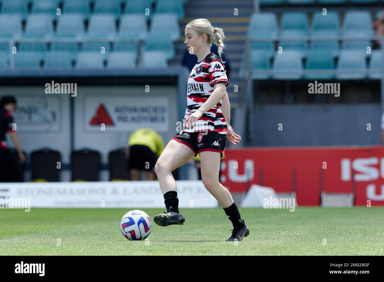 Sydney, Australia. 03rd Dec, 2022. Bethany Gordon of the Wanderers si scalda prima della partita tra Wanderers e il Sydney FC al Marconi Stadium il 3 dicembre 2022 a Sydney, Australia Credit: IOIO IMAGES/Alamy Live News Foto Stock