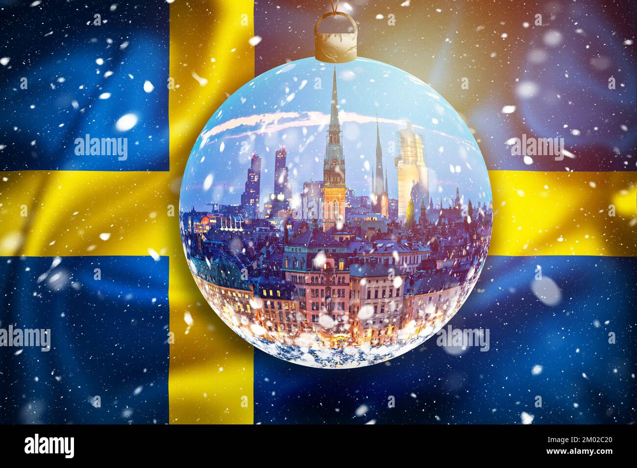 Bandiera svedese sera vista sulla neve attraverso la palla di vetro di natale, periodo natalizio nella capitale della Svezia Foto Stock