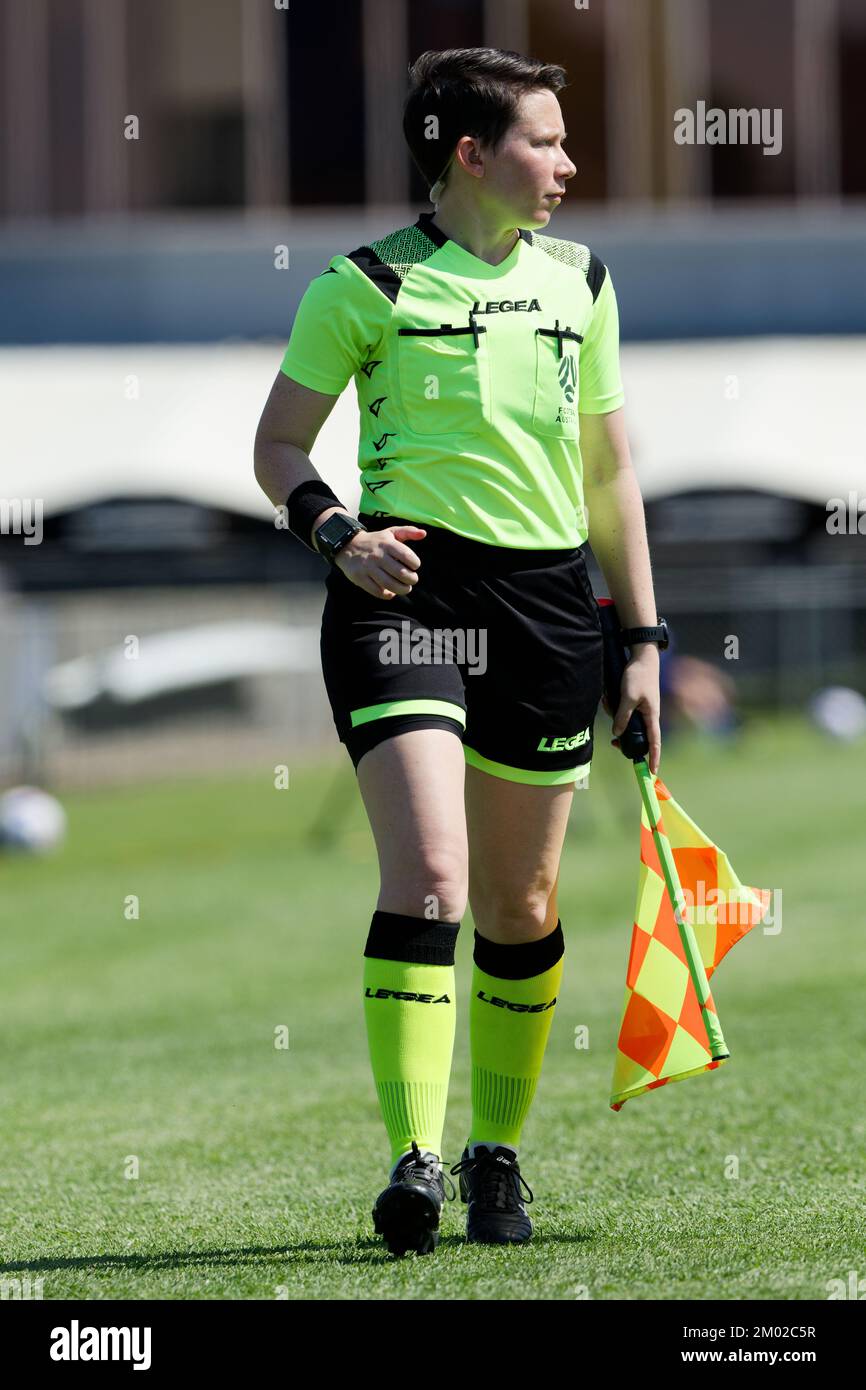 Sydney, Australia. 03rd Dec, 2022. Assistente arbitro Maggie Price visto durante la partita tra Wanderers e Sydney FC al Marconi Stadium il 3 dicembre 2022 a Sydney, Australia Credit: IOIO IMAGES/Alamy Live News Foto Stock