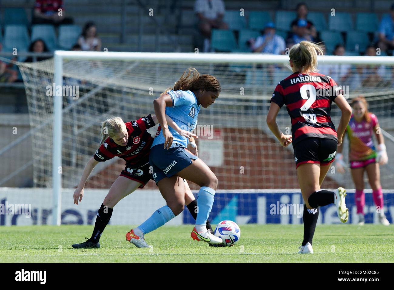 Sydney, Australia. 03rd Dec, 2022. Bethany Gordon of Wanderers compete per la palla con Madison Haley of Sydney FC durante la partita tra Wanderers e Sydney FC al Marconi Stadium il 3 dicembre 2022 a Sydney, Australia Credit: IOIO IMAGES/Alamy Live News Foto Stock
