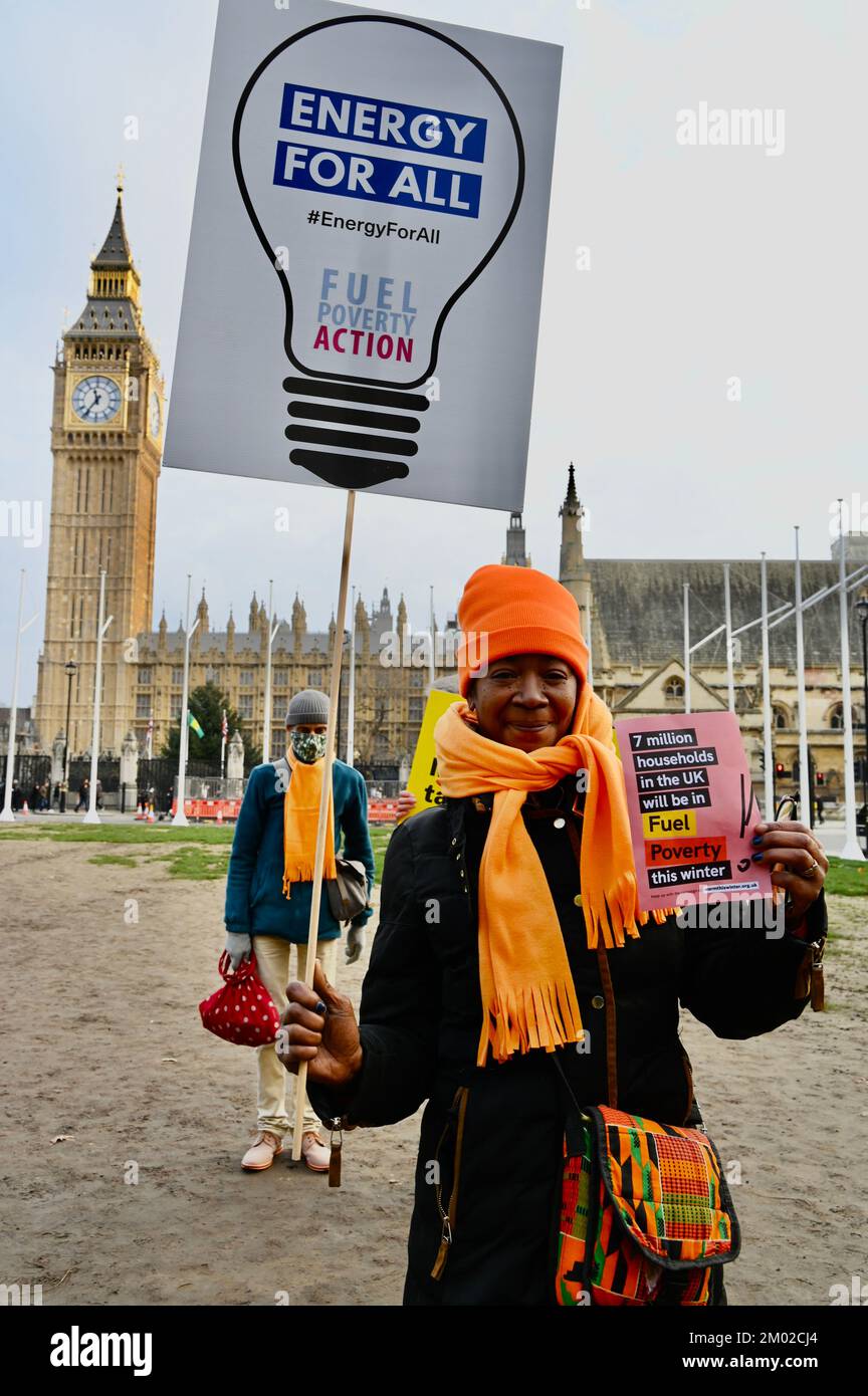 Londra, Regno Unito. Warm This Winter i sostenitori si sono Uniti a un raduno in Piazza del Parlamento come parte di una Giornata Nazionale d'azione per chiedere che il governo faccia di più per tenerci caldi quest'inverno. Sette milioni di famiglie nel Regno Unito si troveranno in una situazione di povertà energetica se non si intraprenderà alcuna azione. Credit: michael melia/Alamy Live News Foto Stock