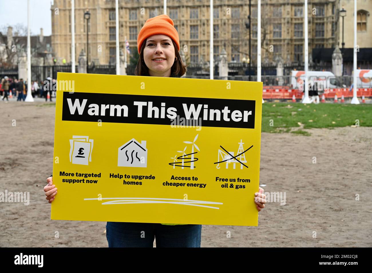 Londra, Regno Unito. Warm This Winter i sostenitori si sono Uniti a un raduno in Piazza del Parlamento come parte di una Giornata Nazionale d'azione per chiedere che il governo faccia di più per tenerci caldi quest'inverno. 7 milioni di famiglie nel Regno Unito si troveranno in una situazione di povertà energetica se non si intraprenderà alcuna azione. Credit: michael melia/Alamy Live News Foto Stock
