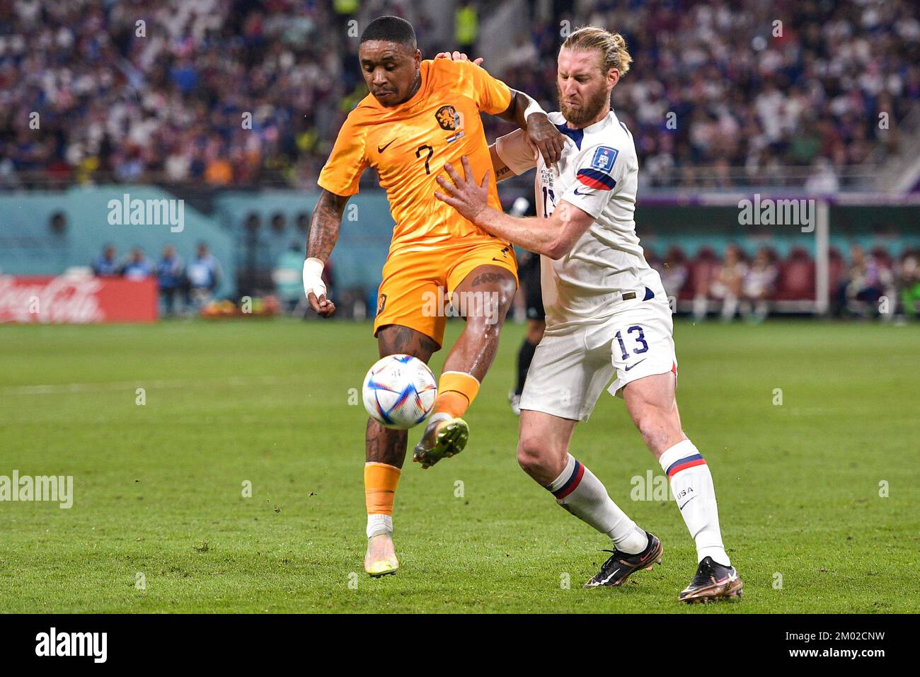 Doha, Qatar. 03rd Dec, 2022. DOHA, QATAR - DICEMBRE 3: Steven Bergwijn dei Paesi Bassi batte per la palla con Tim Ream degli Stati Uniti durante il Round of 16 - Coppa del mondo FIFA Qatar 2022 partita tra i Paesi Bassi e gli Stati Uniti al Khalifa International Stadium il 3 dicembre 2022 a Doha, Qatar (Foto di Pablo Morano/BSR Agency) Credit: BSR Agency/Alamy Live News Foto Stock