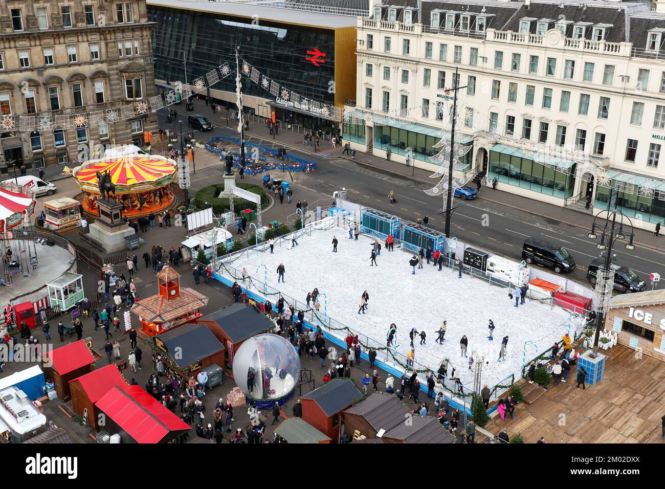 Glasgow, Regno Unito. 03rd Nov 2022. Con solo 3 settimane di tempo a Natale, Glasgow si prepara per le feste con il ritorno della fiera e della pista di pattinaggio su ghiaccio a George Square, il mercato internazionale del cibo a St Enoch Square e Buchanan Street, conosciuta anche come il miglio di stile di Glasgow occupato con gli amanti dello shopping natalizio. Credit: Findlay/Alamy Live News Foto Stock