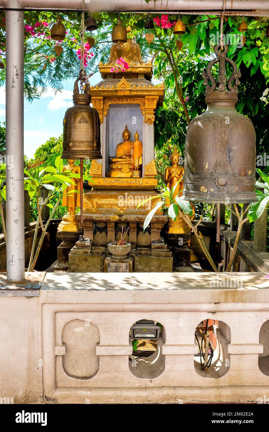 Campane e altare a Wat Saket Ratcha Wora Maha Wihan, Bangkok, Thailandia Foto Stock