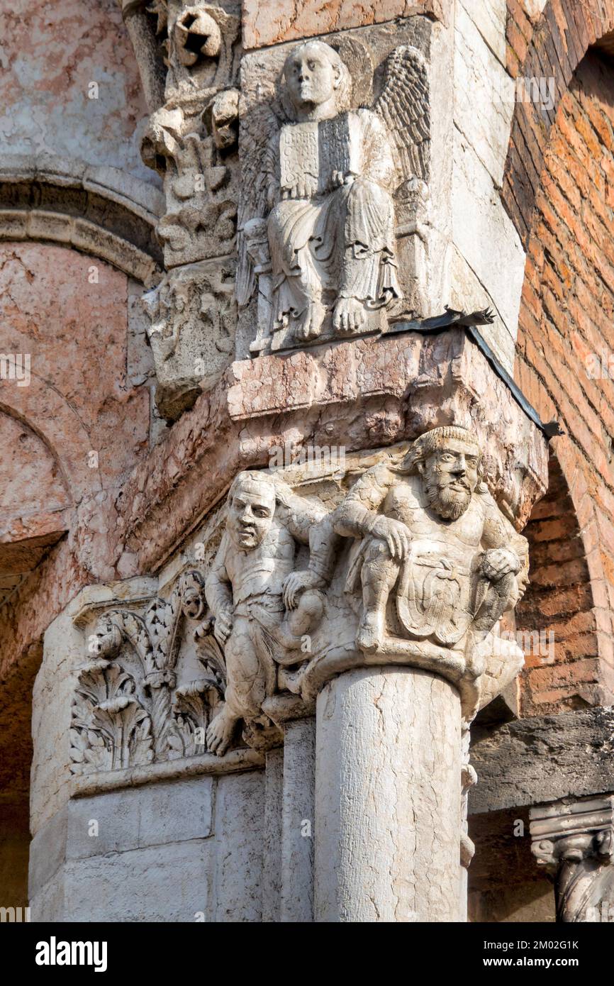 Dettagli delle sculture sulla facciata del Duomo, Ferrara Foto Stock