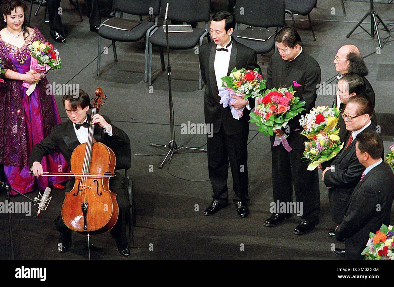Il violoncellista Wang Jian ha suonato una canzone su richiesta del presidente Jiang Zemin al termine della celebrazione per l'annivity di consegna di Macao al Centro Culturale. Macao. ***NON PER USO PUBBLICITARIO*** Foto Stock