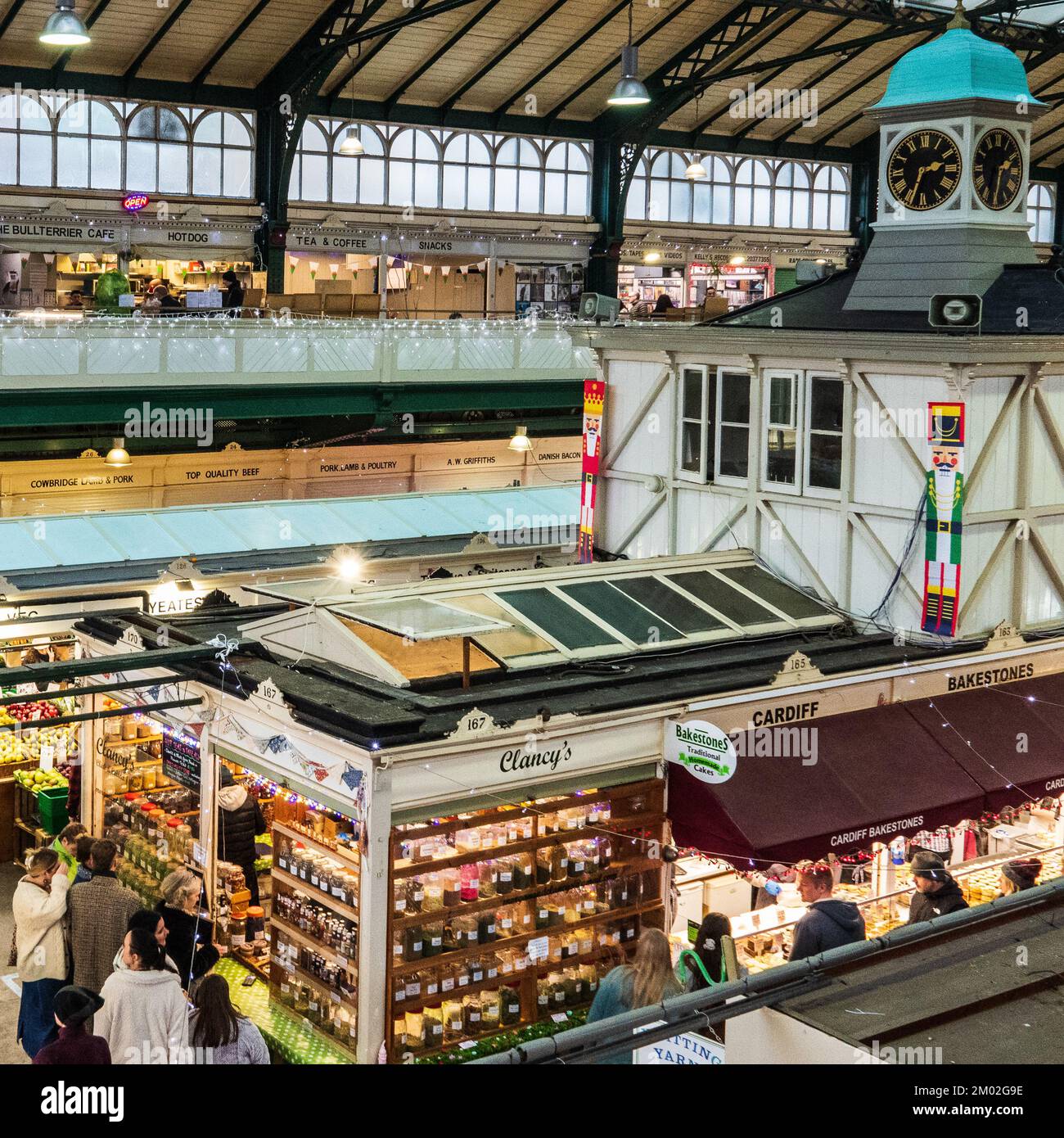 Sala vittoriana e torre dell'orologio del mercato al coperto di Cardiff - un edificio classificato di livello 2 nel quartiere del Castello della città di Cardiff. Natale. Foto Stock