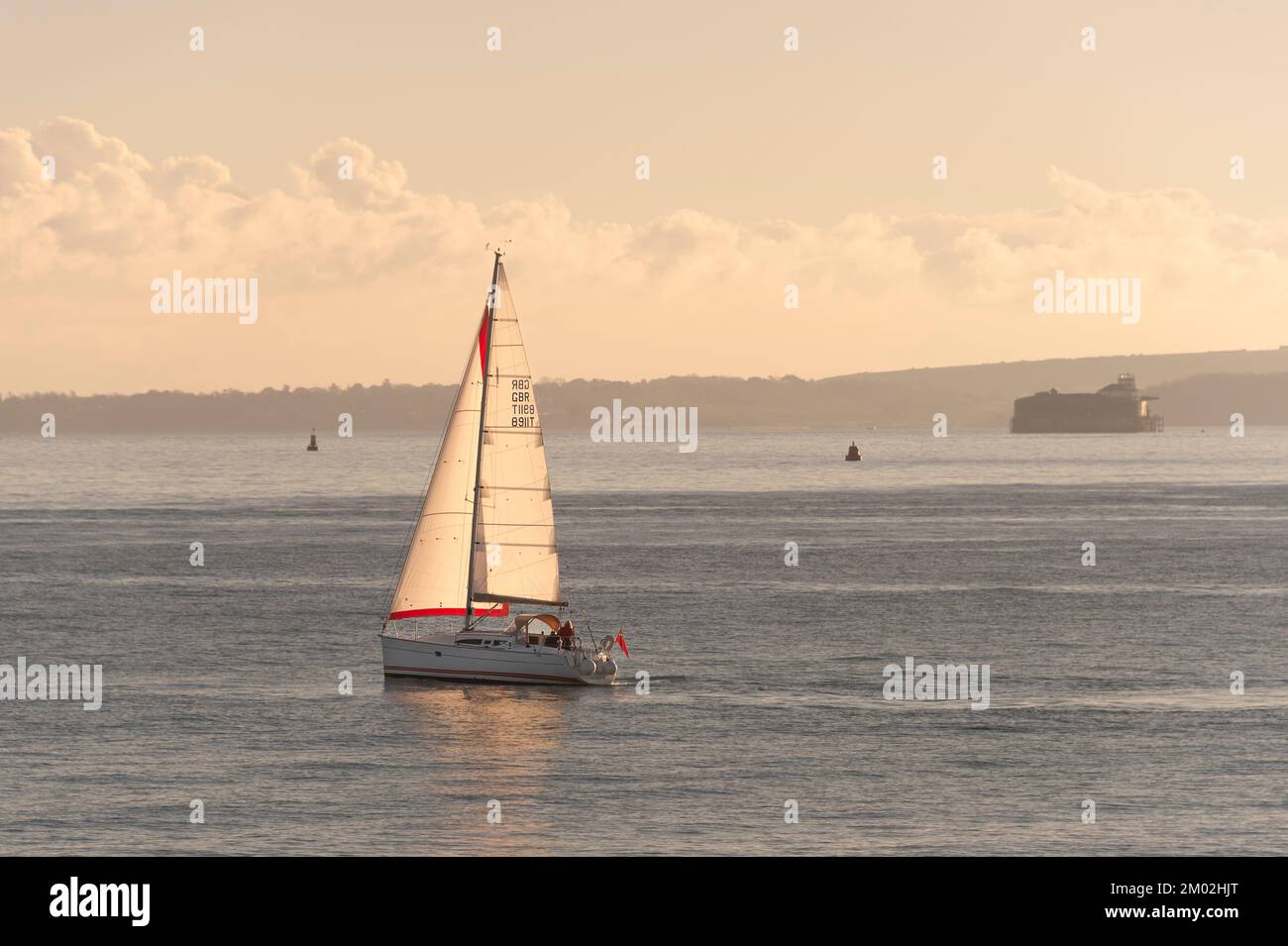 Barca a vela nel Solent tra l'Isola di Wight e Portsmouth, Regno Unito Foto Stock