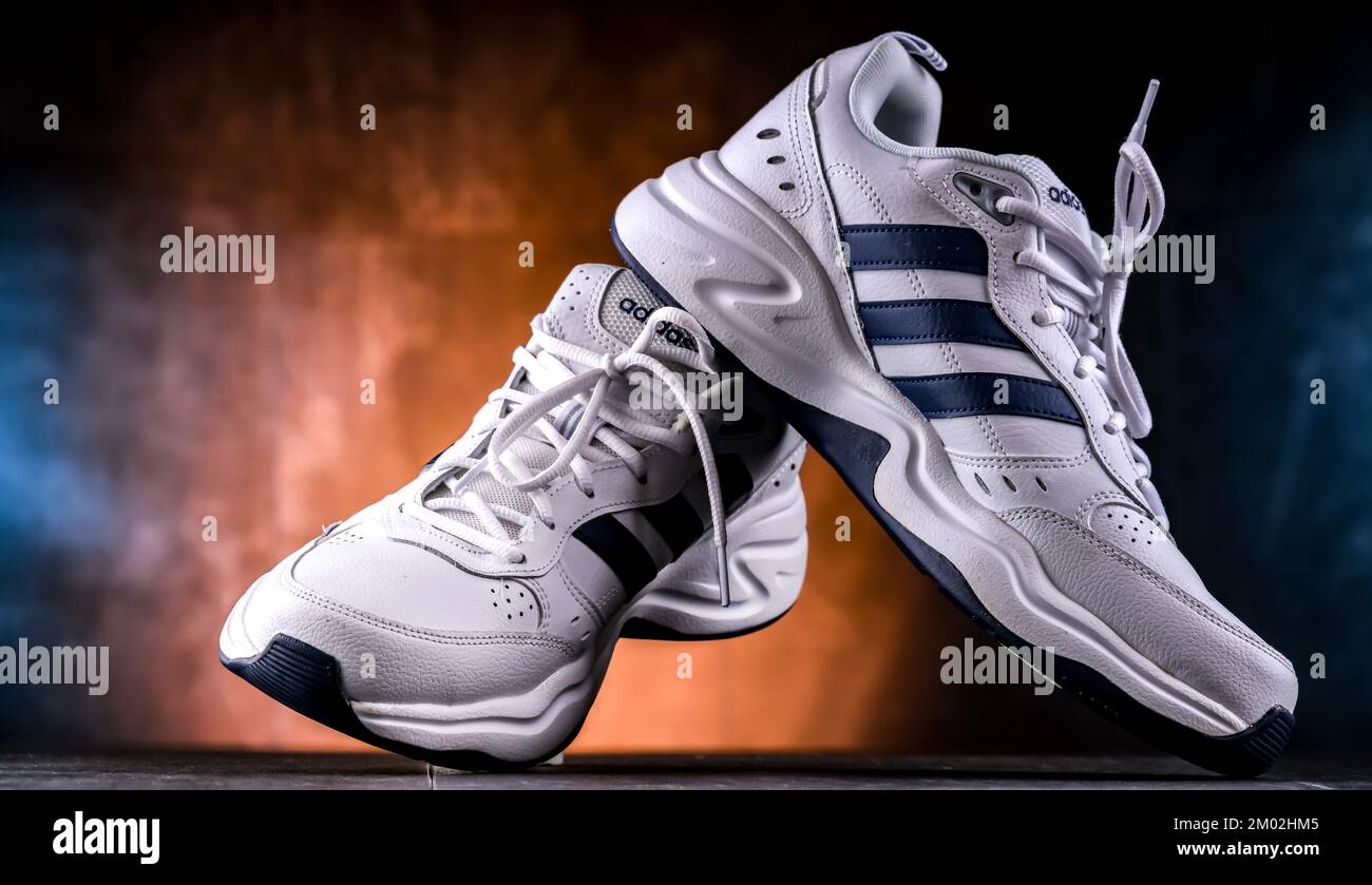 POZNAN, POL - 13 ottobre 2022: Un paio di scarpe sportive Adidas, il  marchio del più grande produttore di abbigliamento sportivo in Europa e il  secondo in ordine di grandezza nel mondo