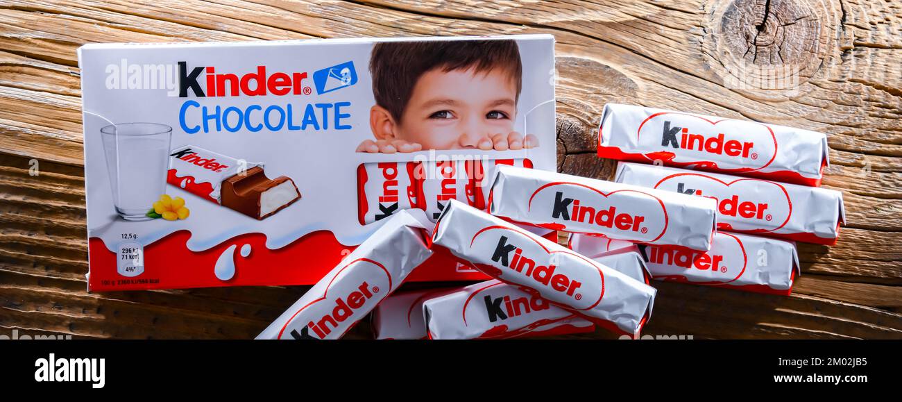POZNAN, POL - 17 AGOSTO 2022: Kinder Chocolate, una linea di prodotti dolciari prodotta dall'azienda dolciaria Ferrero Foto Stock