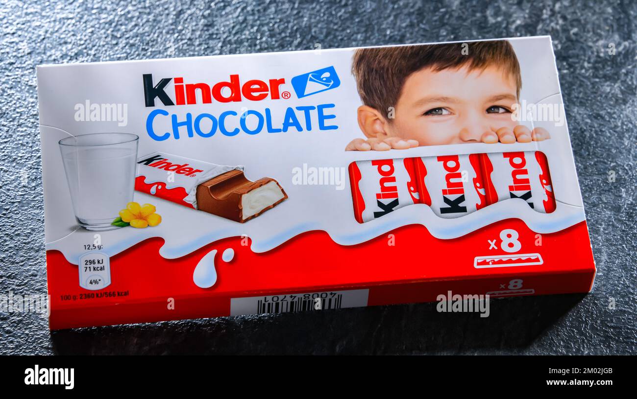 POZNAN, POL - 17 AGOSTO 2022: Kinder Chocolate, una linea di prodotti dolciari prodotta dall'azienda dolciaria Ferrero Foto Stock