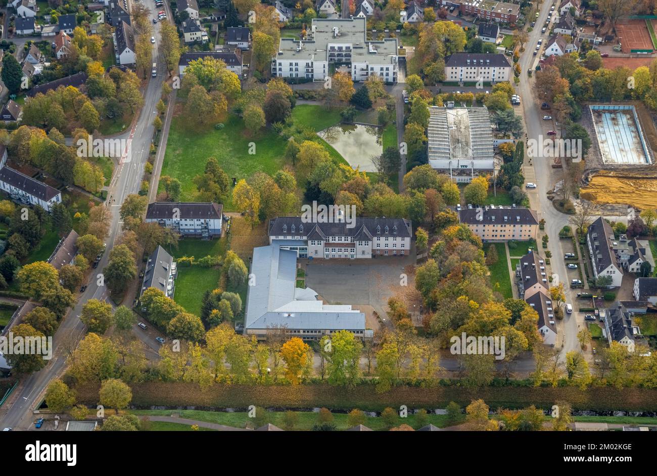 Vista aerea, scuola secondaria municipale di Kamen, parco di Koppelteich, palestra di Koppelteich decaduta, Kamen, area della Ruhr, Renania settentrionale-Vestfalia, Germania, Edu Foto Stock
