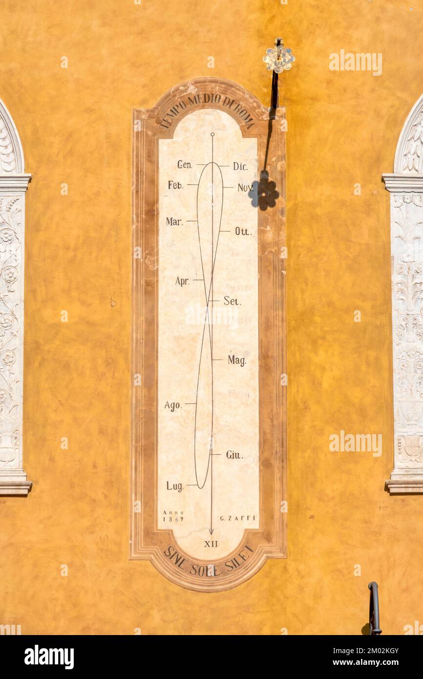 Meridiana verticale di Piazza del Municipio, Ferrara Italia Foto Stock