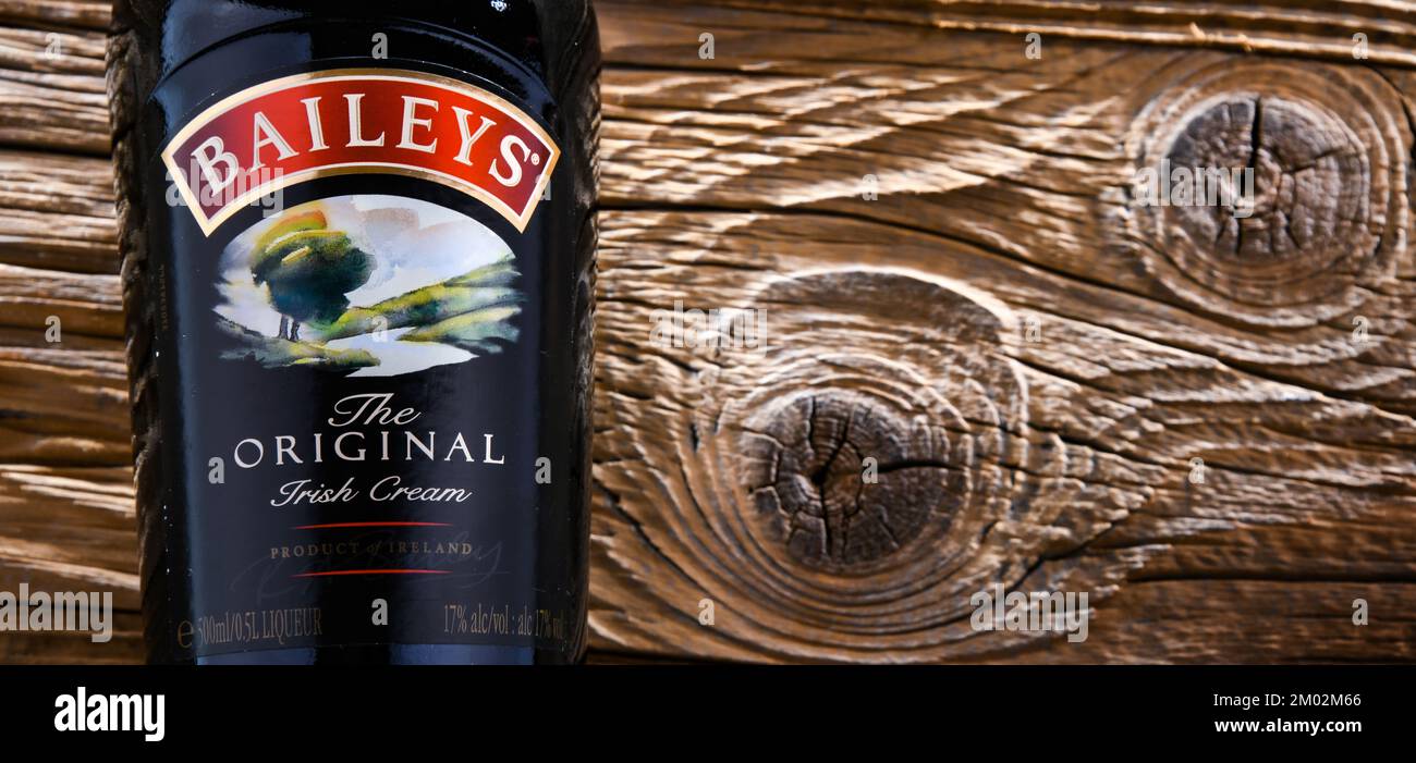 POZNAN, POL - Apr 13, 2022: Bottiglia di Baileys Irish Cream, un liquore irlandese a base di whiskey e crema, prodotto da Gilbeys d'Irlanda. Marchio attualmente proprietà Foto Stock
