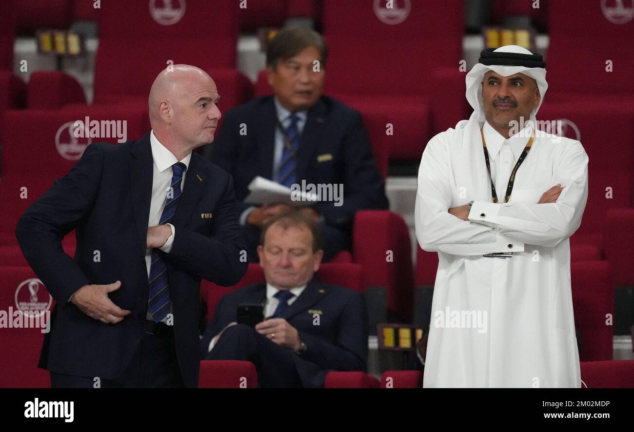Il presidente della FIFA Gianni Infantino (a sinistra) e lo sceicco Khalid bin Khalifa bin Abdul Aziz al Thani negli stand prima della partita della Coppa del mondo FIFA 16 allo stadio internazionale Khalifa di al Rayyan, in Qatar. Data immagine: Sabato 3 dicembre 2022. Foto Stock