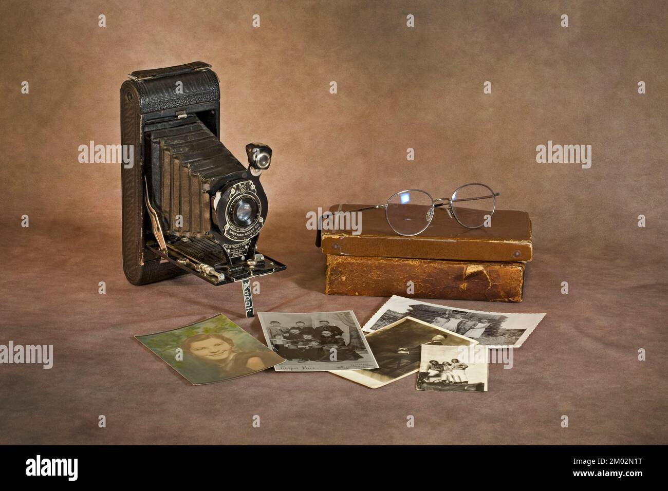 Una fotocamera tascabile KODAK vintage, 1926, con soffietti 21/4 x 21/4 e fotografie che potrebbero essere state fatte da una fotocamera simile. Foto Stock