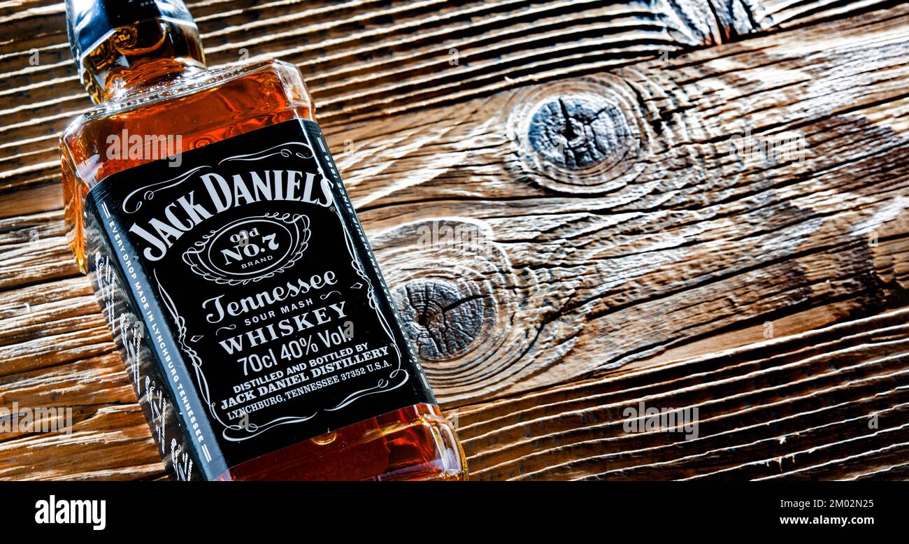 POZNAN, POL - Apr 7, 2022: Bottiglia di Jack Daniel's, un marchio del whisky americano più venduto al mondo, prodotto dalla distilleria Jack Daniel Foto Stock